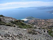 Vista desde a Laxe da Moa, co Pindo en primeiro plano e Fisterra no horizonte.