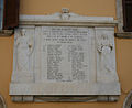 Lapide commemorativa dedicata ai Caduti, sulla facciata del Municipio