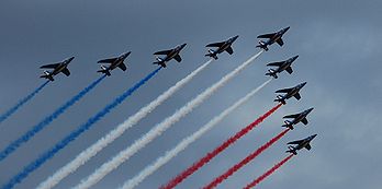 La Patrouille de France, lors d’une démonstration un 14 juillet, fête nationale française. (définition réelle 2 000 × 995)