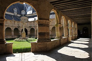 Les allées du cloître où se trouve le Chemin de croix.