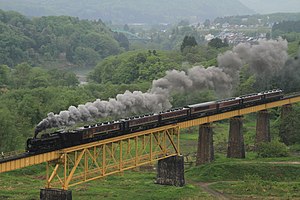 一ノ戸川橋梁を渡る「SLばんえつ物語」