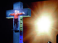 Live To Tell. The Confessions Tour. Скандальний виступ на хресті заради хворих дітей з Африки