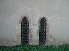 Zweiteiliges Fenster (frühromanisch) und Fensterpaar mit gotischen Spitzbogen