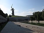 Kılıç tutan büyük bir kadın heykelinin bulunduğu anıt kompleksi