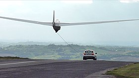 Décollage d'un planeur derrière une voiture.