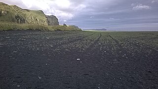 Montagnes et plage de Hjörleifshöfði.