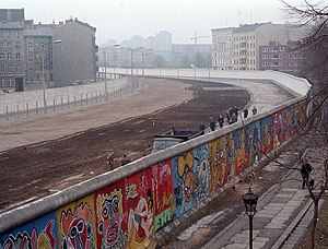 חומת ברלין עם "רצועת המוות" (משמאל), שטח סטרילי שהיה סגור לאזרחים