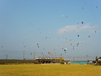 佐賀インターナショナルバルーンフェスタ開催期間中のバルーンさが駅 - 久保田駅間をゆく唐津線の列車 2016年11月5日