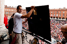 2012 : le bouclier de Brennus remporté par le Stade toulousain, ici porté par Grégory Lamboley, sur la place du Capitole de Toulouse.