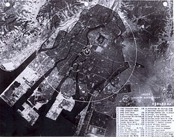 原爆投下前の広島市。同心円の中心が爆心地でその右下の丘が比治山。その下端付近の橋が比治山橋。