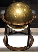 Globe céleste, signé Yunus b.al-Husayn al-Asturlabi (1144), le 3e plus ancien conservé au monde.