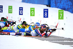 Flera tävlande skjuter liggande skytte på skjutvallen vid olympiska vinterspelen 2010 i Vancouver