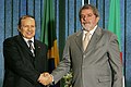 الرئيس عبد العزيز بوتفليقة يصافح الرئيس البرازيلي لولا.