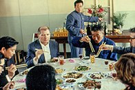 Uma refeição feita durante uma visita de estado da Hungria à China dentro de uma comuna popular durante a hora das refeições.