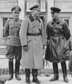 Image 4德苏占领波兰后，苏军将领谢苗·克里沃申(右)同德军将领海因茨·古德里安(中)及毛里茨·冯·维克托林(左)在布列斯特-立陶夫斯克联合阅兵式上合影。（摘自苏德互不侵犯条约）