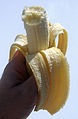 בננה מקולפת ואכולה למחצה