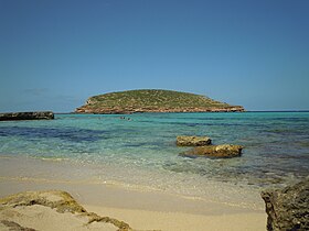 Vue de l'île depuis la plage de :Cala Comte (en), le 17 mai 2011.