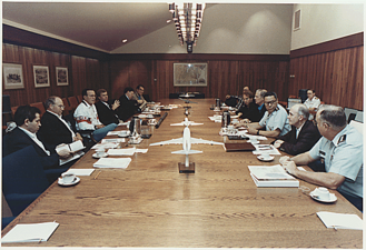 老布什1990年8月4日在與國家安全事務顧問，在大衛營舉行會議。