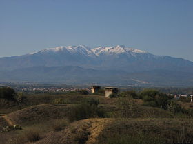 Le serrat d'en Vaquer avec, au fond, le massif du Canigou.