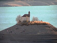 La chapelle Saint-Michel et le lac au second plan