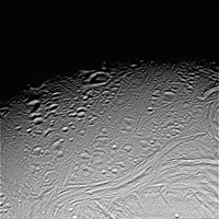 Figura 2a: Cràters deformats, Cassini, 17 febrer 2005.