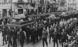 Fascistiske «legionærer» i Jerngarden i Romania hilses med romersk hilsen under begravelsen av partilederen Corneliu Zelea Codreanu 1938.