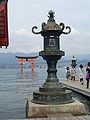 Lanterne en bronze au Itsukushima-jinja.