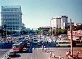 1994年自南向北拍摄的崇内大街，可见同仁医院及其对面的亚视金朗大酒店（2004年改建成同仁医院东区[2]）