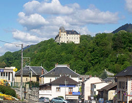 The centre of La Rochette, and the chateau