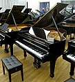 Steinway & Sons, модель M-170, рояль с отделкой из полированного полиэстера