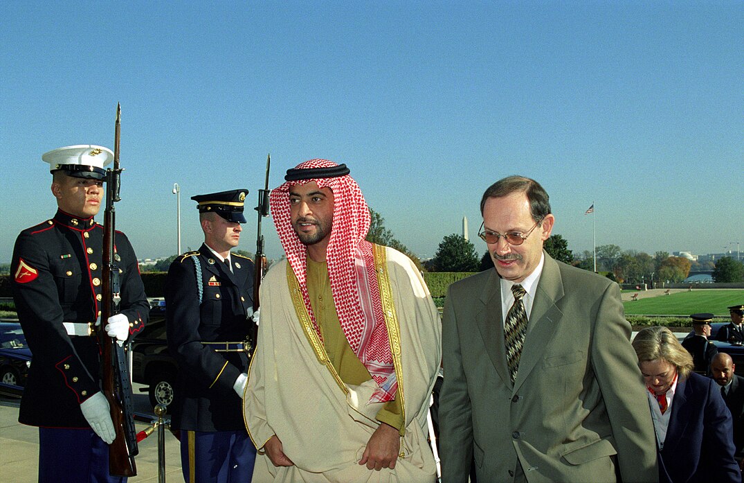 حمدان بن زايد اختير نائباً لرئيس مجلس الإدارة في 1983 لكنه استقال في 1984 بسبب اختياره رئيساً للاتحاد الإماراتي في نفس الفترة.