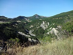 Vallon du Merdarel et Puy Maurel, qui porte un pylône de télécommunications.