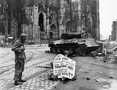 Tentara AS dan Tank Panther yang hancur, 4 April 1945.