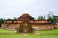 Le temple principal, Candi Tua ("vieux"), est un stupa