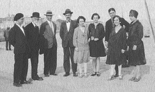 A. Villar Ponte na Coruña, en 1927, con Álvaro Cebreiro, Bernardino Machado e as fillas deste.