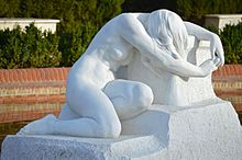 Escultura "Desconsol", de Josep Llimona, de marbre blanc, al parc de la Ciutadella, Barcelona