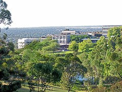 Flinders University bygninger set fra universitetsområdets bakker