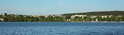 Lohjan keskusta ja Lohjanjärven Aurlahden venesatama ja uimaranta. Lohjanharju erottuu selvästi kuvan oikeassa reunassa keskustan takana. Kuvattu Liessaaresta.