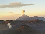 Mahameru (Semeru) di atas Gunung Bromo, Jawa Timur