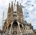 Fasad Pasionis Sagrada Família, Antoni Gaudí, Barcelona, mulai dibangun tahun 1882.