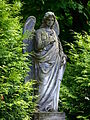 Socha anděla na náhrobku na starém kostelním hřbitově