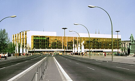 Sprednja fasada palače Palast der Republik leta 1986 iz Unter den Linden