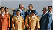 韩国釜山APEC峰会上着周衣的各国元首