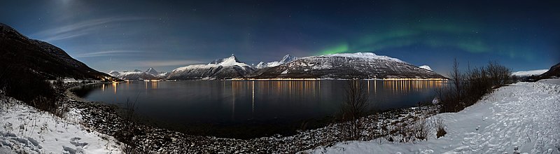 Aurore boréale sur le fjord et les Alpes de Lyngen en Norvège. (Wikimag 215)