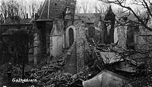 Église de Bapaume démolie par les obus, en 1916, Archives fédérales allemandes.