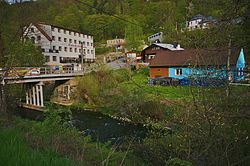 Pohled na hotel Hluboký dvůr (dříve Fisterhof, potom Rudá hvězda) od železniční stanice