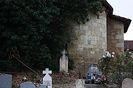 Cimetière avec abside romane.