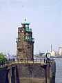 Der Turm mit Blick auf einige Hafenanlagen im Hintergrund