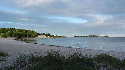 Badstranden i Slite med Enholmen till höger