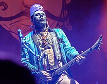 Description de l'image Wes Borland performing with Limp Bizkit 2019 (Quintin Soloviev).jpg.